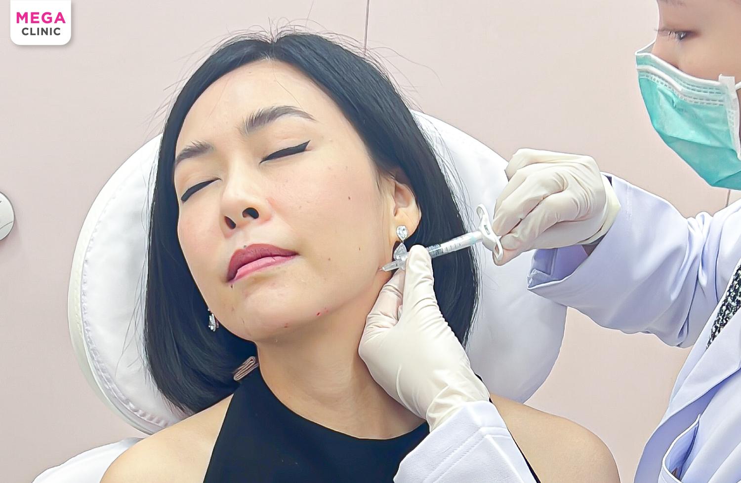 ขณะฉีดฟิลเลอร์กรอบหน้า (Jawline Filler)