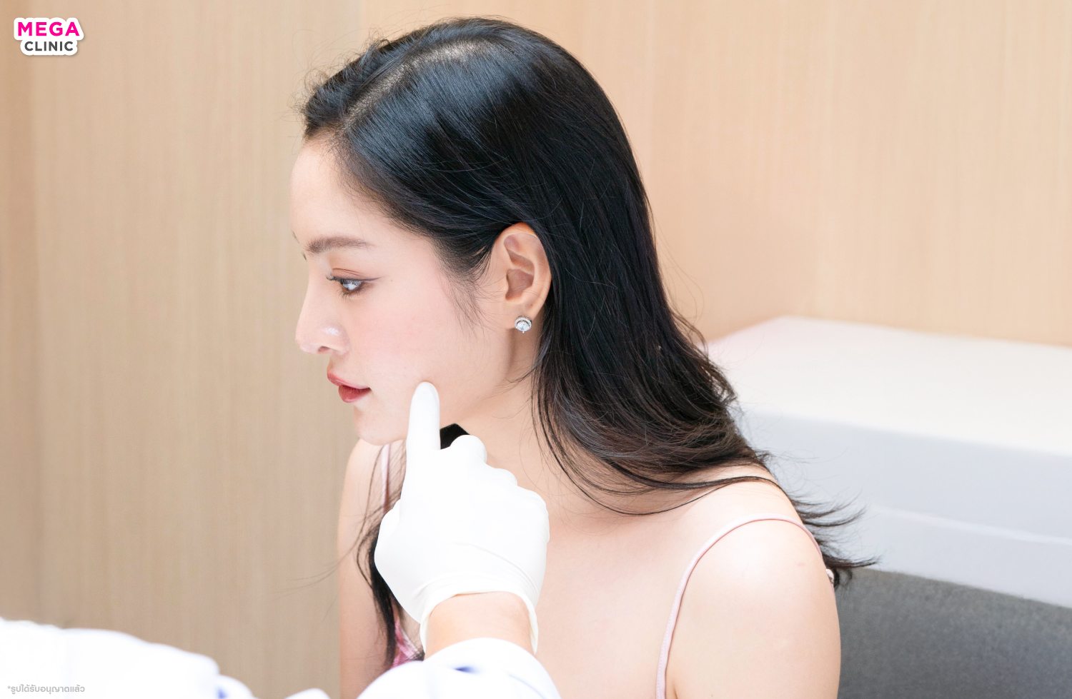 หมอ MEGA CLINIC คลินิกความงาม ให้คำแนะนำการทำหัตถการ